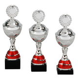 Prominent pokal i sølv, røde detaljer, låg
