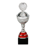 Prominent pokal i sølv, røde detaljer, låg