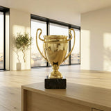 Guldfarvet plastpokal med hank