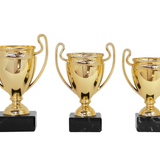 Guldfarvet plastpokal med hank