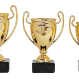 Guldfarvet plastpokal med hank