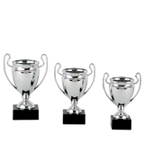 Sølvfarvet plastpokal med hank