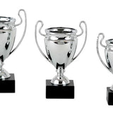 Sølvfarvet plastpokal med hank